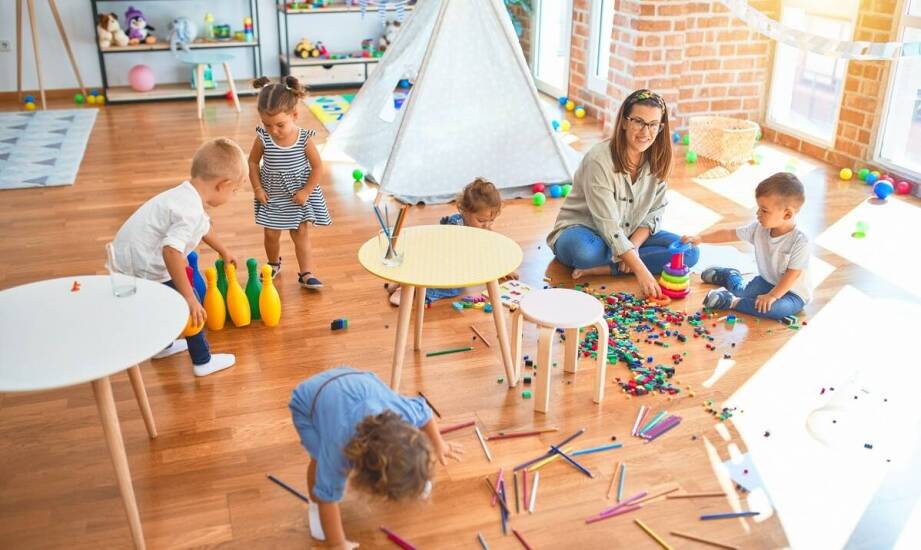 Organizacja urodzin z edukacyjnymi elementami w sali zabaw