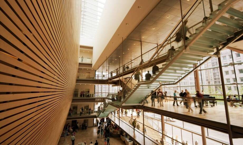 Wpływ ekskluzywnych paneli fornirowanych na akustykę w salach koncertowych