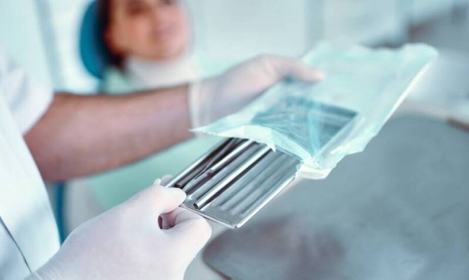 Jakie są kluczowe różnice między prostnicą a kątnicą w praktyce dentystycznej?