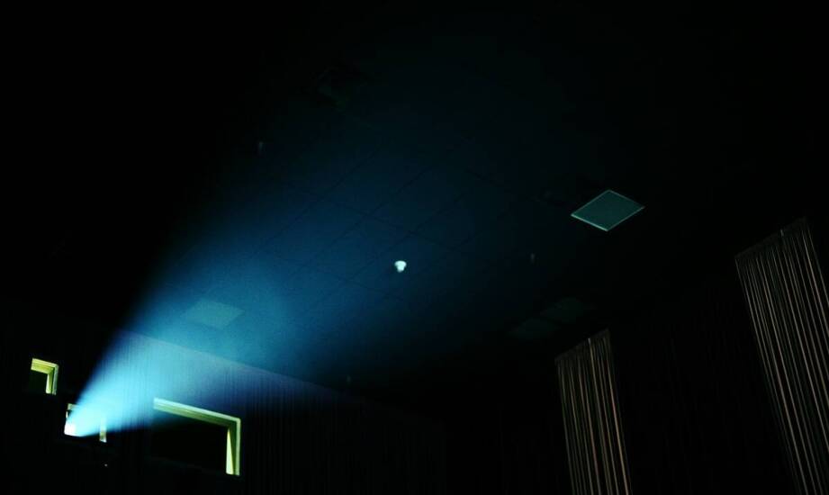 Zastosowanie gipsowych bloczków w kinach i teatrach – akustyczne zalety