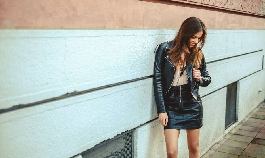 Klasyczne i nowoczesne podejście do stylizacji z czarnym krótkim futerkiem