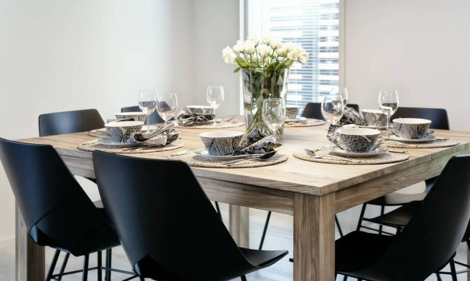 Stylowa dekoracja wąskiego stołu w jadalni na każdą okazję