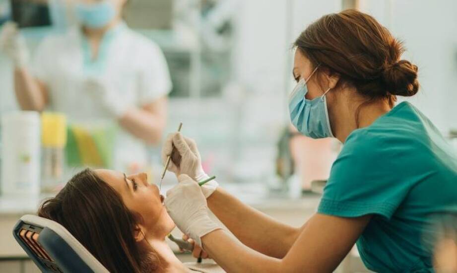 Jakie są kluczowe aspekty bezpieczeństwa przy zakładaniu aparatu podczas ciąży?