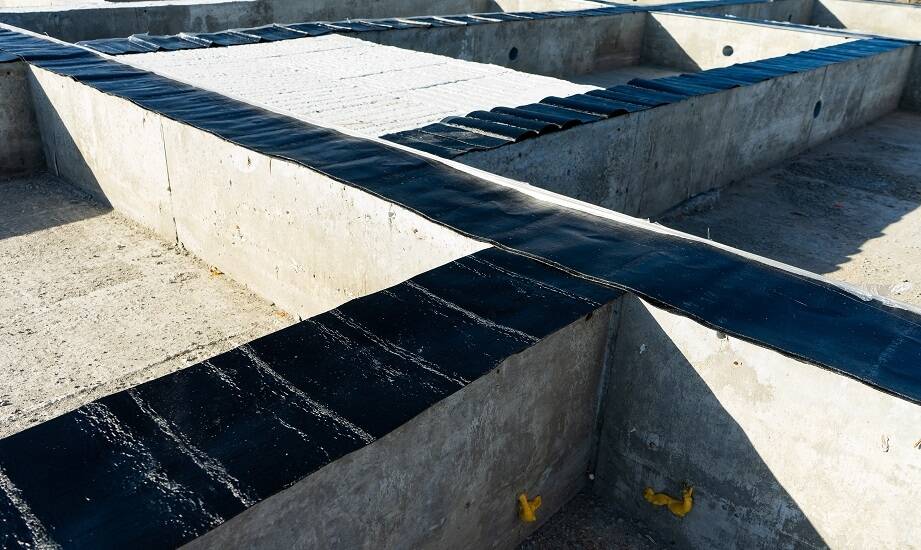 Hydroizolacje natryskowe a ochrona przed korozją elementów metalowych