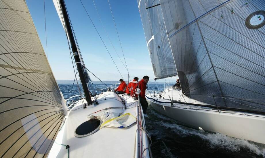 Nowoczesne wzornictwo w żeglarskiej odzieży – co znajdziesz online?