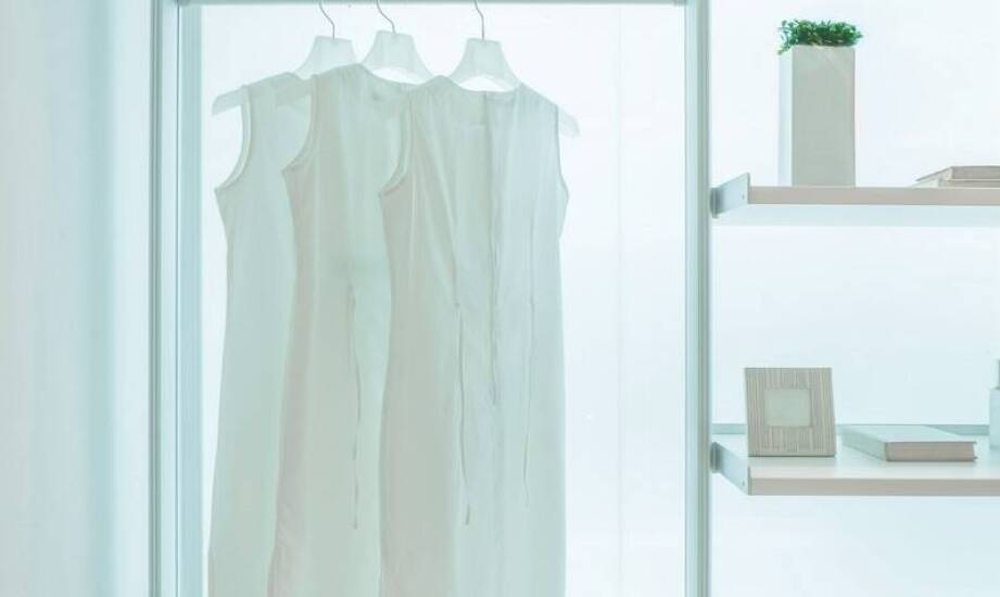 Jakie korzyści niesie za sobą wybór metalowego wieszaka "Rozbieraj się"?