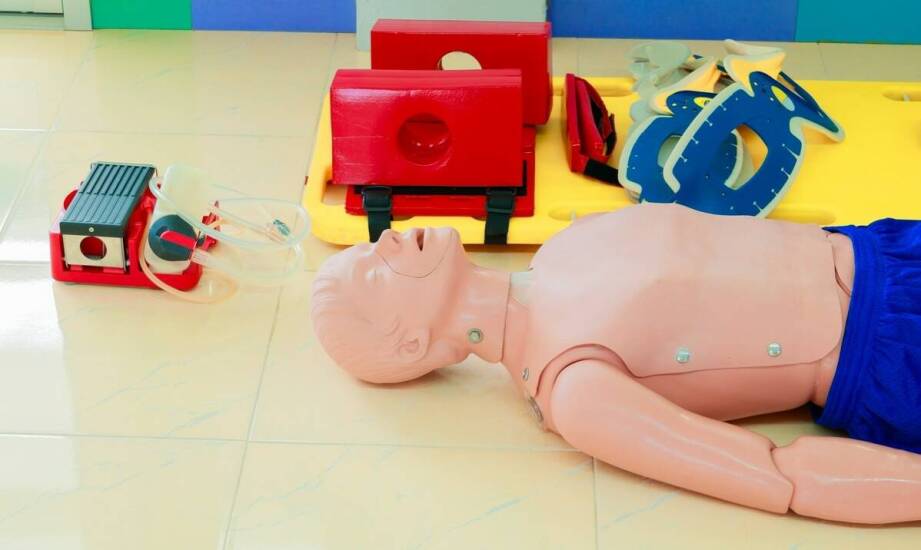 Jak zestawy do resuscytacji wpływają na wycenę AED defibrylatorów?