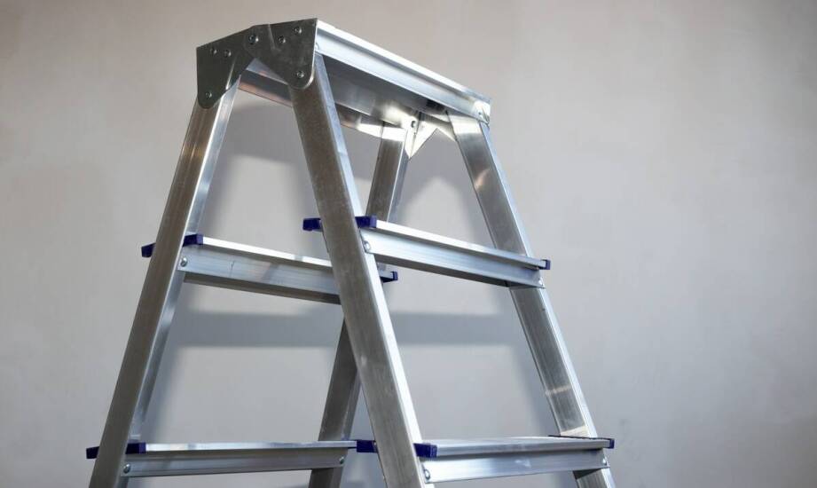 Kluczowe aspekty przy zakupie przegubowej drabiny 4x4 z podestem dla firmy