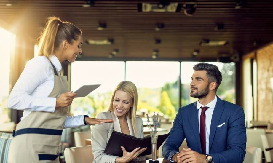 Wpływ kelnerskich fartuchów z logo na profesjonalizm obsługi w restauracji