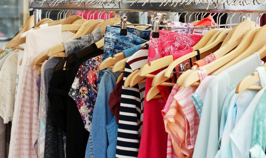 Jakie materiały sukienek zapewniają komfort w letnich dniach?