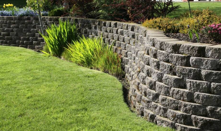 Zastosowanie oporowych betonowych elementów w aranżacji ogrodów