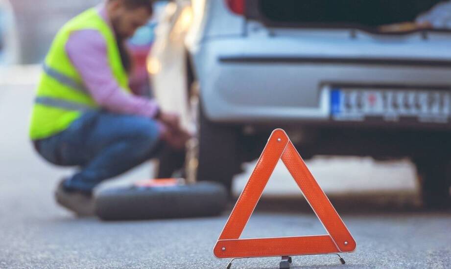 Pomoc drogowa w przypadku awarii akumulatora – jakie dostępne są usługi?