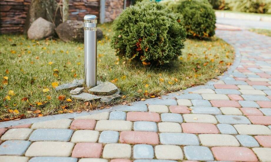 Zalety stosowania kostki brukowej ze Strzegomia w projektach ekologicznych