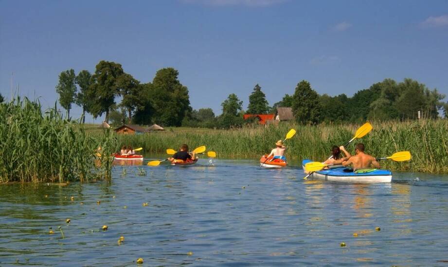Przystań w Żędowicach: miejsce dla miłośników kajakarstwa i relaksu na łonie przyrody