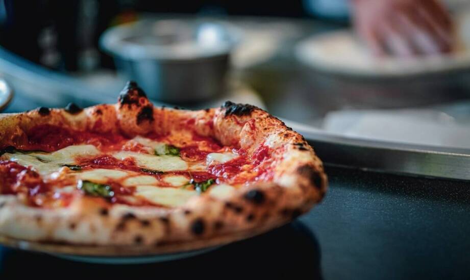 Jak szybki dowóz wpływa na doświadczenie klienta w nocnej pizzerii?