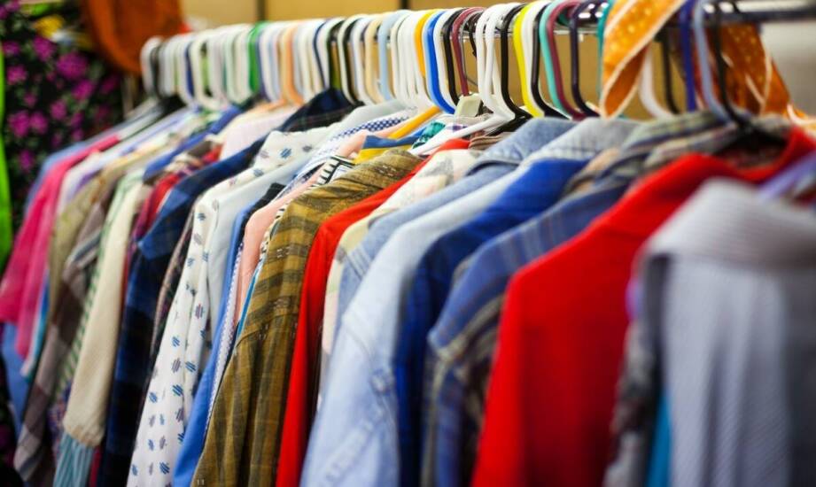 Różnorodność stylów i wzorów swetrów dostępnych w sklepie z swetrami