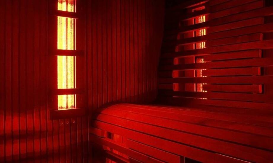 Zrelaksuj się w infrared saunie w resorcie.