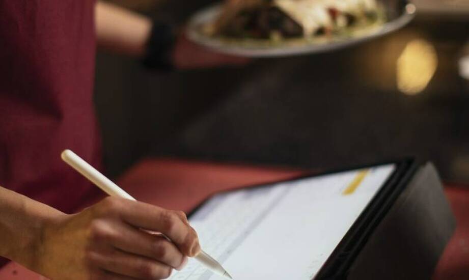 Jakie korzyści przynoszą multimedialne kioski w przestrzeniach gastronomicznych?