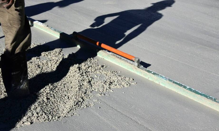 Porady ekspertów dotyczące efektywnego ręcznego zacierania betonu w różnych warunkach.