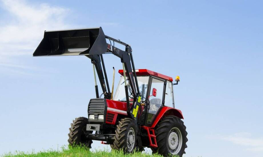 Jakie są różnice między standardowymi szybami a wzmacnianymi do kabin ciągników?