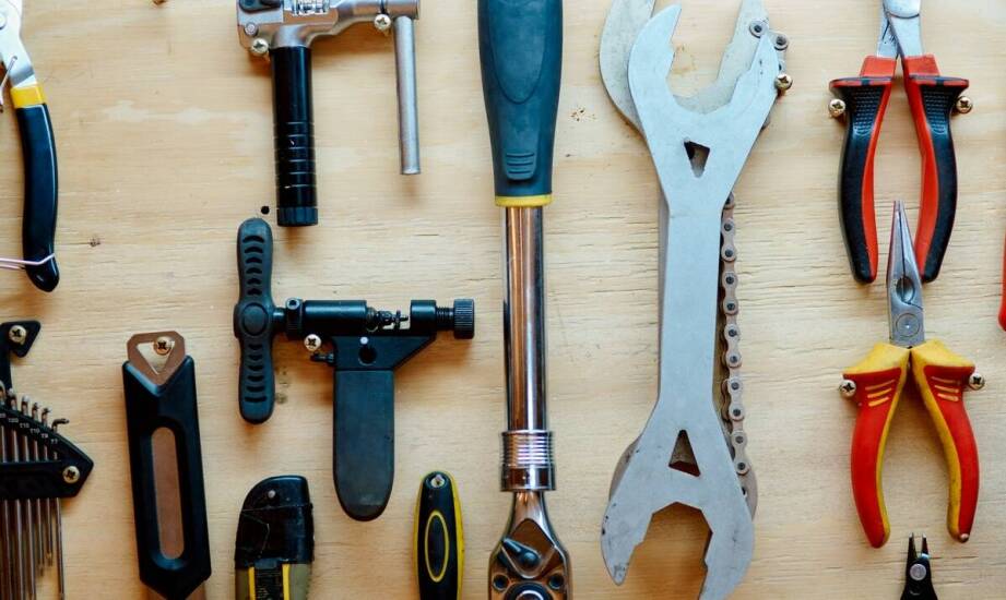 Zaokrąglona paca jako element wyposażenia w wypożyczalni narzędzi budowlanych