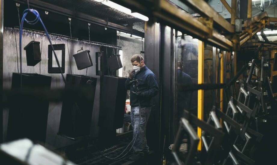 Proces proszkowego malowania ogrodzeń – od przygotowania do finalnej powłoki