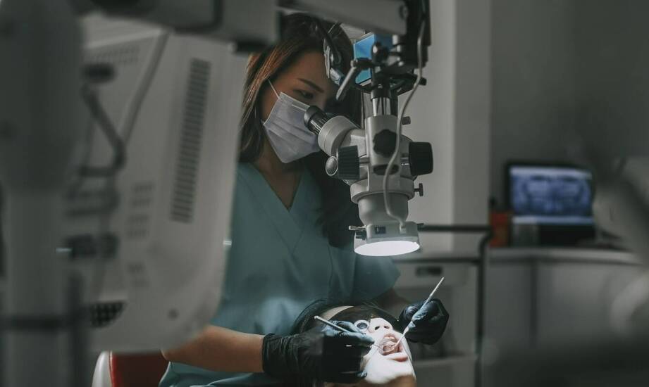 Jakie zdrowotne problemy mogą wymagać interwencji stomatologa?