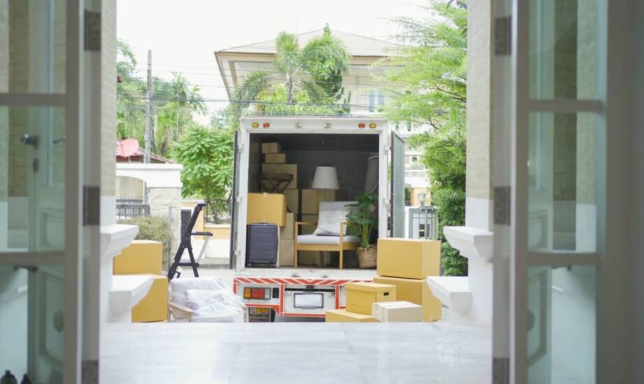 Wysyłka mebli kurierem: jak zminimalizować ryzyko opóźnień?