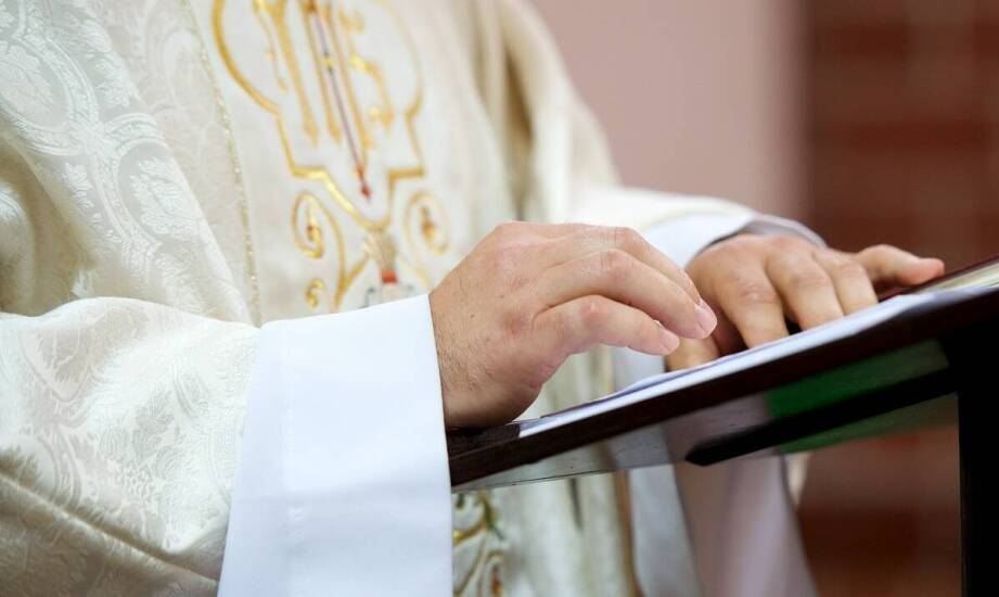 Rola koloratki w codziennym życiu duchownego