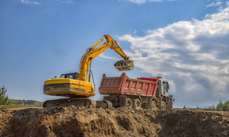 Znaczenie wynajmu sprzętu budowlanego dla transportu materiałów sypkich