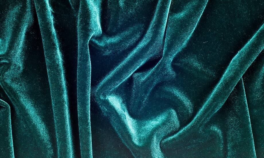 Zalety stosowania weluru w dekoracji wnętrz – co wybrać do salonu?