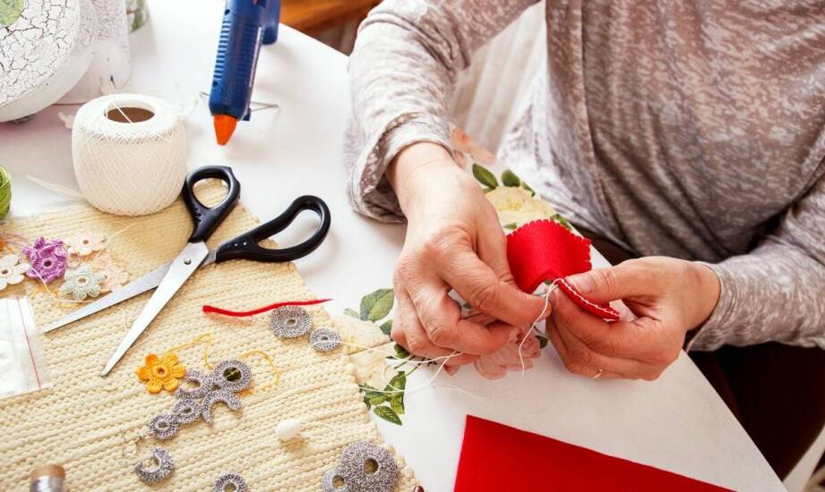 Zajęcia świetlicowe dla seniorów: kreatywność jako sposób na relaks