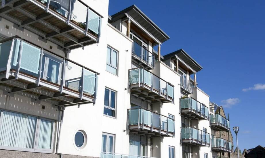 Stalowe balkony w kontekście przepisów budowlanych: co musisz uwzględnić?