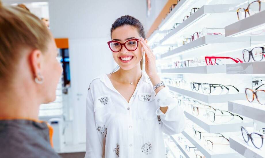 Dlaczego warto regularnie odwiedzać salon optyczny dla kontroli wzroku?