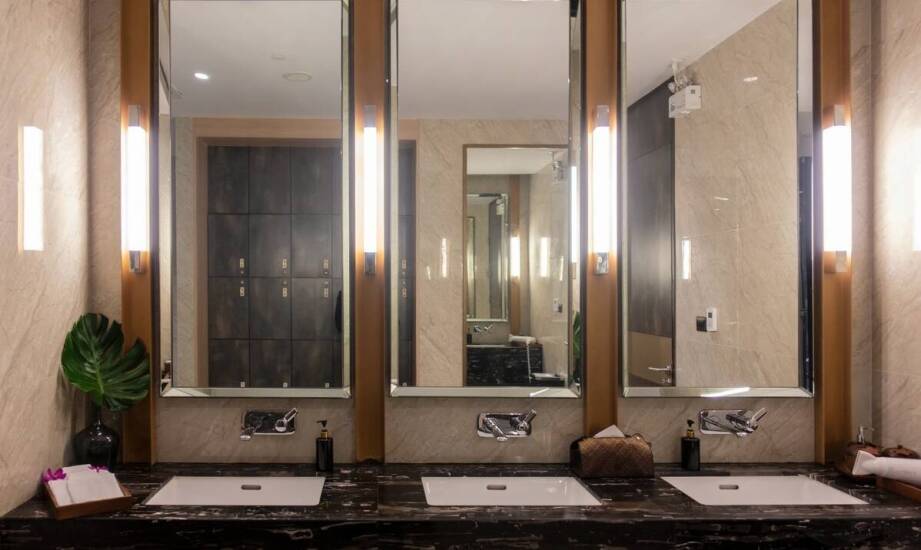 Różnorodność kształtów i wzorów ledowych luster: które wybrać?