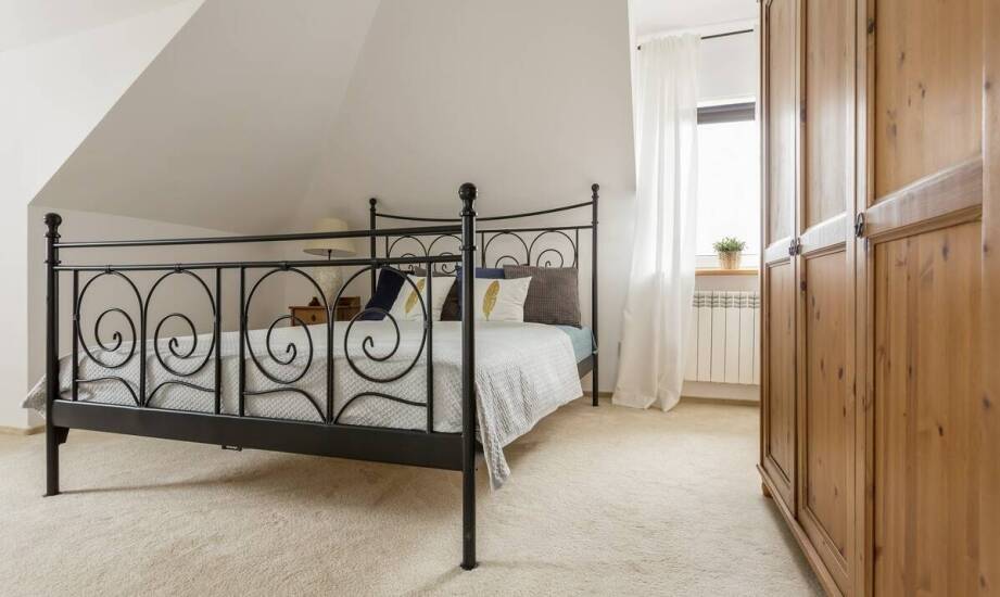 Metalowa rama łóżka - dlaczego bywa lepsza od drewnianej?