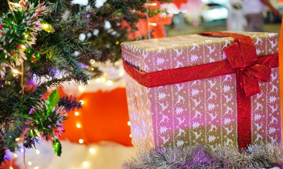 Jak wykorzystać reklamowe stojaki w sezonowych kampaniach?