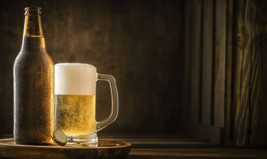 Jakie zalety niesie ze sobą inwestycja w reklamowe kufle?