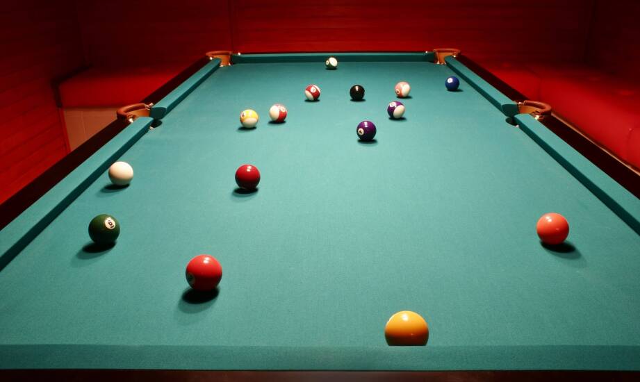 Jakie korzyści przynosi wynajem stołów bilardowych?