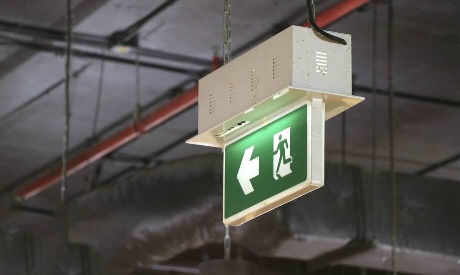 Jakie są najważniejsze aspekty projektowania instalacji oświetlenia awaryjnego?