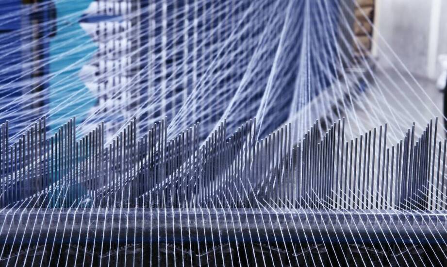 Jakie są główne wyzwania w produkcji strunowych torebek z suwakiem?