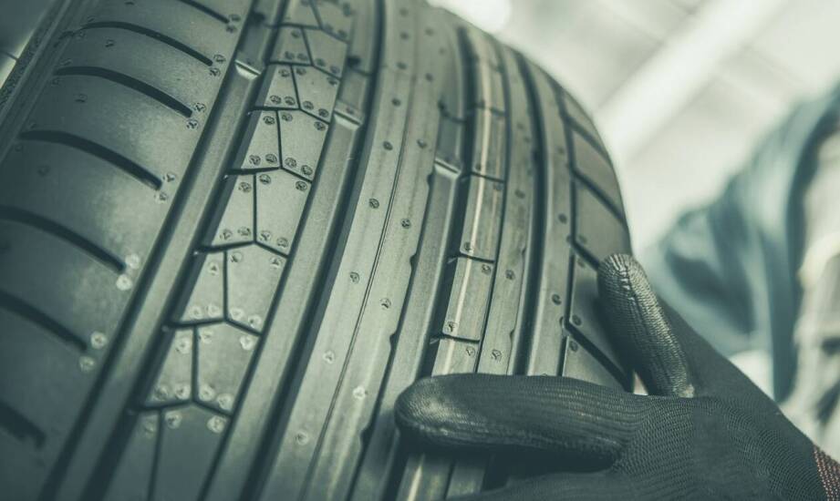 Jak napełnianie elastomerem opon poprawia efektywność operacyjną maszyn?