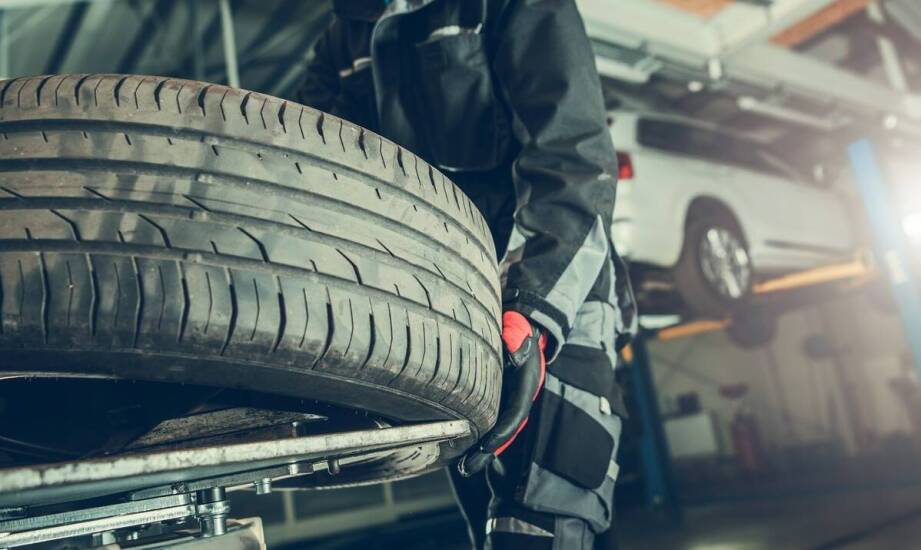 Jak prawidłowo serwisować opony do wózków widłowych?