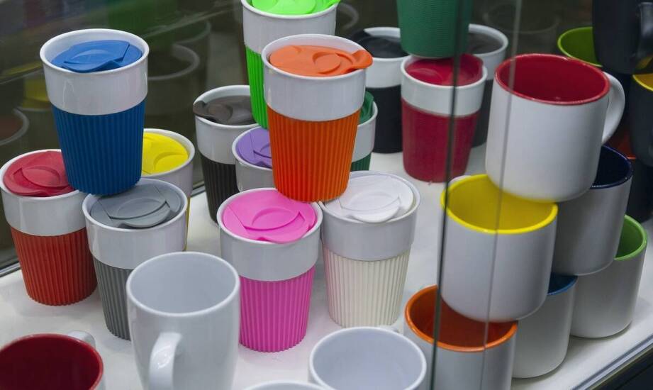 Jakie są kluczowe cechy dobrych papierowych kubków dla lokali w Warszawie?