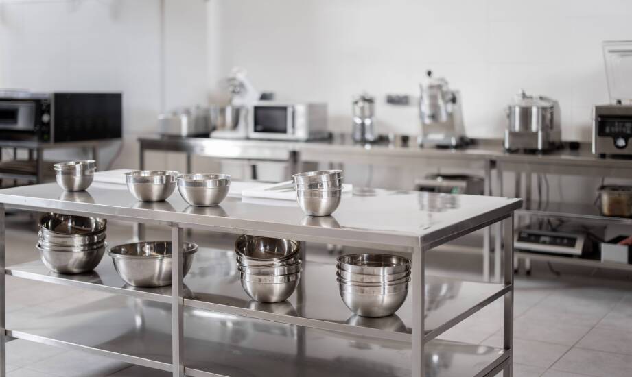 Jakie zalety mają stoły gastronomiczne zaprojektowane na specjalne zamówienie?