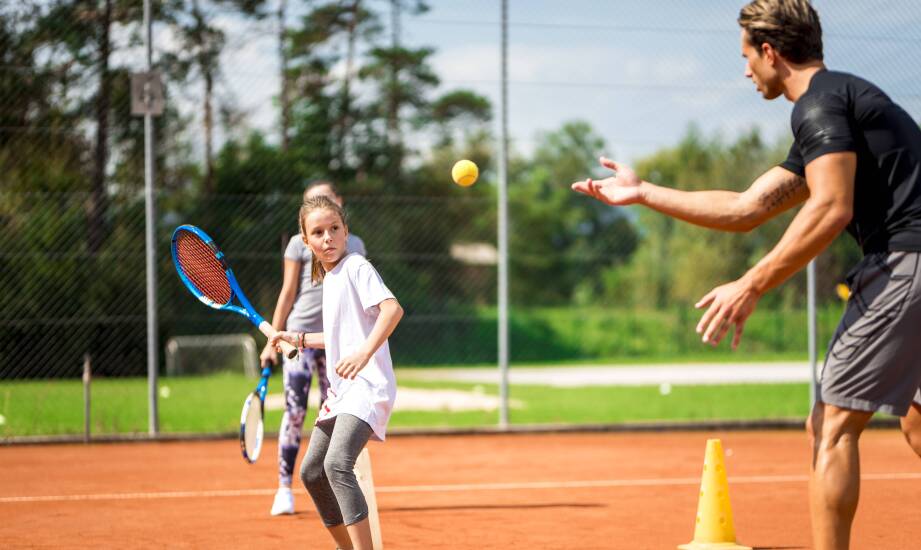 Znaczenie różnorodnych aktywności na półkoloniach tenisowych