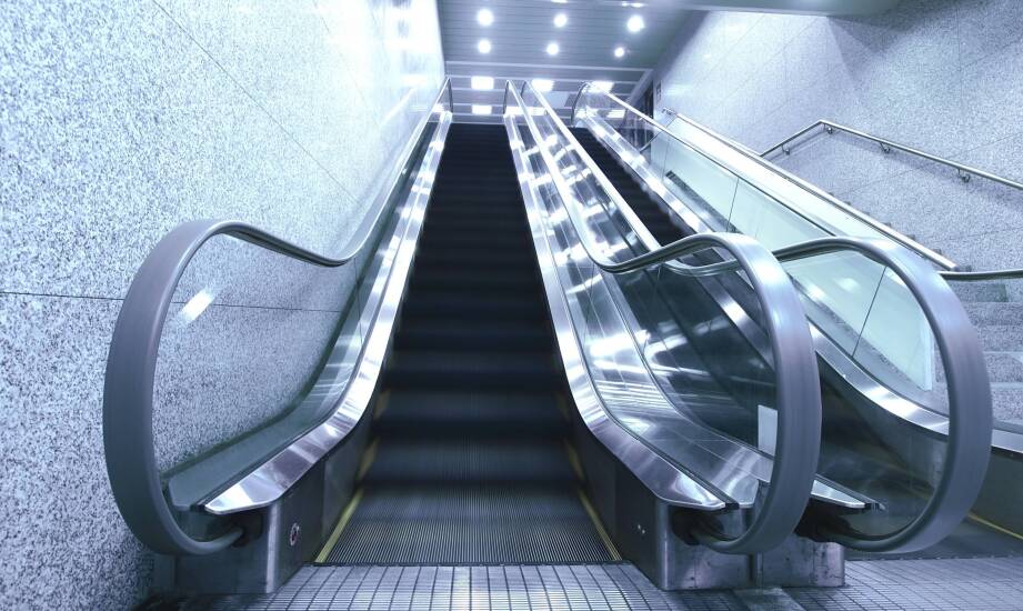 Jakie zespoły napędowe są najczęściej stosowane w nowoczesnych schodach ruchomych?