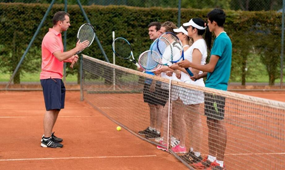 Znaczenie grupowych zajęć tenisowych na obozach sportowych
