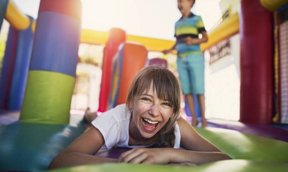 Jak zamki dmuchane dla dzieci mogą wspierać organizację wydarzeń sportowych?