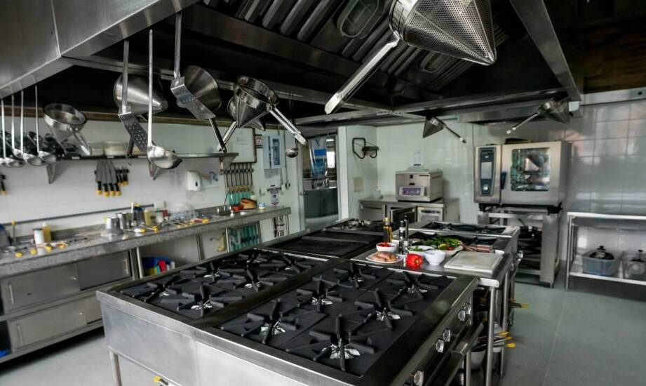 Jak producent okapów gastronomicznych wpływa na efektywność energetyczną kuchni?